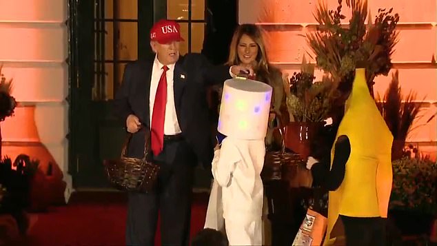 Trump faz suas próprias travessuras ou travessuras em crianças fantasiadas O presidente Donald Trump trouxe a alegria do Halloween às crianças distribuindo doces na Casa Branca, relembrando um truque de festa de 2019 ao dar tapinhas na cabeça de uma criança com uma barra de chocolate