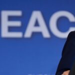 Arquivo - O presidente Donald Trump ouve durante uma entrevista coletiva com o presidente da Rússia, Vladimir Putin, na base conjunta Elmendorf -Richardson, Alasca, sexta -feira, 15 de agosto de 2025. (AP Photo/Julia DeMaree Nikhinson, arquivo)