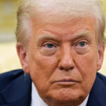 Russell Vought, diretor do Escritório de Gestão e Orçamento, ouve enquanto se dirige aos membros da mídia fora da Ala Oeste, na Casa Branca, em Washington, segunda-feira, 29 de setembro de 2025, em Washington. (Foto AP/Evan Vucci)