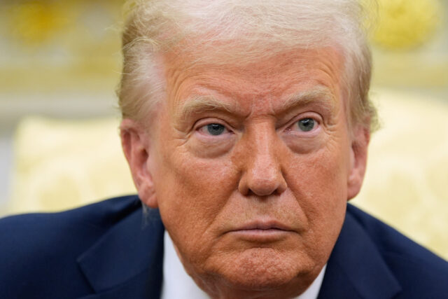 Russell Vought, diretor do Escritório de Gestão e Orçamento, ouve enquanto se dirige aos membros da mídia fora da Ala Oeste, na Casa Branca, em Washington, segunda-feira, 29 de setembro de 2025, em Washington. (Foto AP/Evan Vucci)