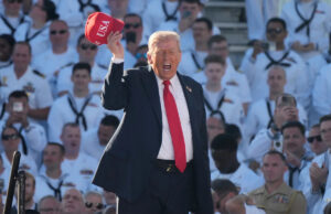 Trump ostenta ele é a ‘melhor amostra física’ entre os atuais estados- em discurso selvagem no terminal naval Yahoo news home