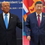 Donald Trump e Xi Jinping apertam as mãos em frente às bandeiras dos EUA e da China.