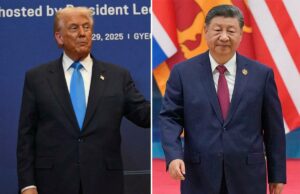 Trump ouviu no microfone provocando planos para cúpula com Xi Jinping da China Donald Trump e Xi Jinping apertam as mãos em frente às bandeiras dos EUA e da China.