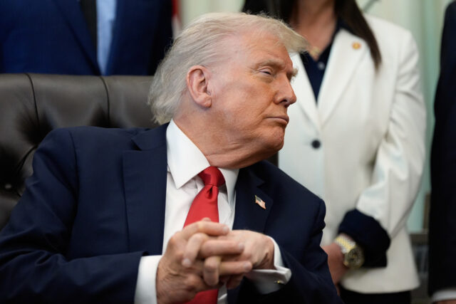 Trump parece não ter ideia de que seu partido controla Desenho animado de Clay Bennett