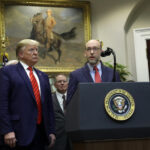 O escritório interino de administração e diretor de orçamento Russ Vought fala durante o briefing da Daily Press na Casa Branca, segunda -feira, 11 de março de 2019, em Washington. (AP Photo/ Evan Vucci)