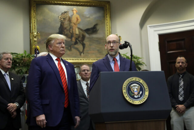 O escritório interino de administração e diretor de orçamento Russ Vought fala durante o briefing da Daily Press na Casa Branca, segunda -feira, 11 de março de 2019, em Washington. (AP Photo/ Evan Vucci)