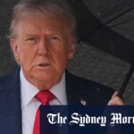 O presidente Donald Trump se prepara para embarcar no Air Force One em Maryland no domingo, enquanto se dirige ao Oriente Médio.