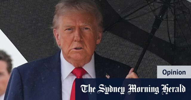 O presidente Donald Trump se prepara para embarcar no Air Force One em Maryland no domingo, enquanto se dirige ao Oriente Médio. 