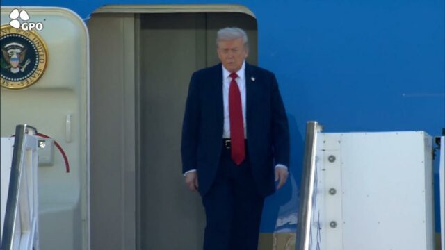 O presidente Donald Trump chega a Israel em 13 de outubro de 2025.