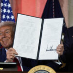As pessoas se reúnem na sede da saúde e dos serviços humanos para protestar contra as políticas do presidente Donald Trump e Elon Musk na quarta -feira, 19 de fevereiro de 2025, em Washington. (AP Photo/John McDonnell)
