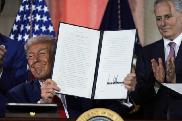 As pessoas se reúnem na sede da saúde e dos serviços humanos para protestar contra as políticas do presidente Donald Trump e Elon Musk na quarta -feira, 19 de fevereiro de 2025, em Washington. (AP Photo/John McDonnell)