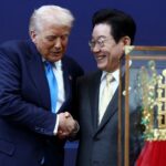Trump recebe enorme coroa de ouro na Coreia do Sul enquanto anfitrião elogia sua 'era de ouro'