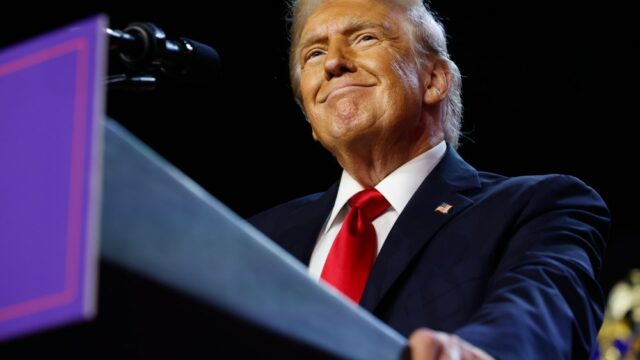 Trump refaz a alegação de depreciação contra o New York City Times, que mais uma vez se refere a isso como sem mérito e um esforço para 'produzir interesse em relações públicas' 

