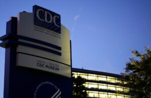 Trump se esforça para recontratar especialistas do CDC que trabalham com Ebola, sarampo e projeções de doenças que foram eliminadas nos cortes de fechamento do governo federal O CDC foi impactado de diversas maneiras desde o início da administração Trump. (Copyright 2025 The Associated Press. Todos os direitos reservados.)