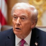Depois de usar palavrões, Trump rapidamente encerrou a coletiva de imprensa e as emissoras pediram desculpas aos telespectadores pela linguagem do presidente (REUTERS)