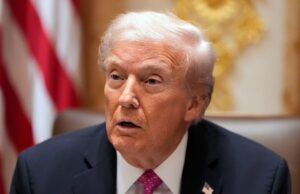 Trump usa a palavra F ao vivo durante a conferência da Casa Branca com Zelensky Depois de usar palavrões, Trump rapidamente encerrou a coletiva de imprensa e as emissoras pediram desculpas aos telespectadores pela linguagem do presidente (REUTERS)