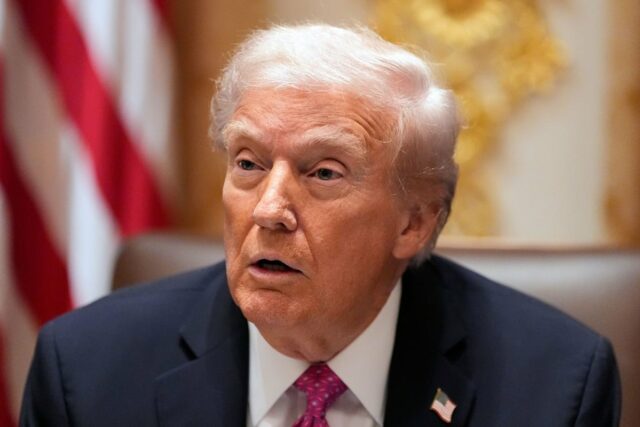 Depois de usar palavrões, Trump rapidamente encerrou a coletiva de imprensa e as emissoras pediram desculpas aos telespectadores pela linguagem do presidente (REUTERS)