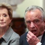 O secretário de Saúde e Serviços Humanos (HHS) dos EUA, Robert F. Kennedy Jr., coloca algo em sua boca, enquanto ele e a secretária de Educação, Linda McMahon, participam de uma reunião de gabinete na Casa Branca, em Washington, DC, EUA, em 9 de outubro de 2025.