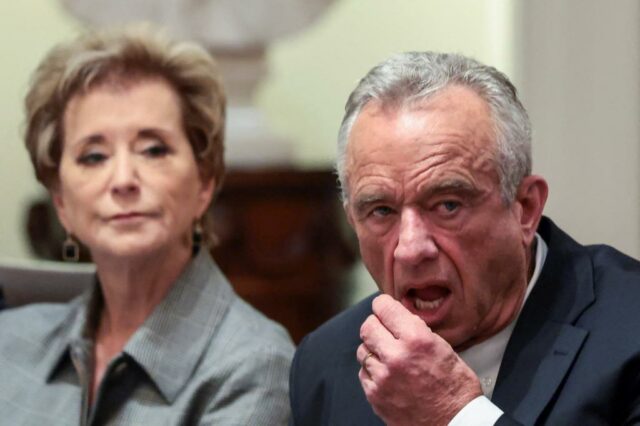 O secretário de Saúde e Serviços Humanos (HHS) dos EUA, Robert F. Kennedy Jr., coloca algo em sua boca, enquanto ele e a secretária de Educação, Linda McMahon, participam de uma reunião de gabinete na Casa Branca, em Washington, DC, EUA, em 9 de outubro de 2025. 