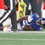 Tyrone Tracy Jr. agarra seu ombro de dor durante o jogo Giants-Chiefs em 21 de setembro de 2025.