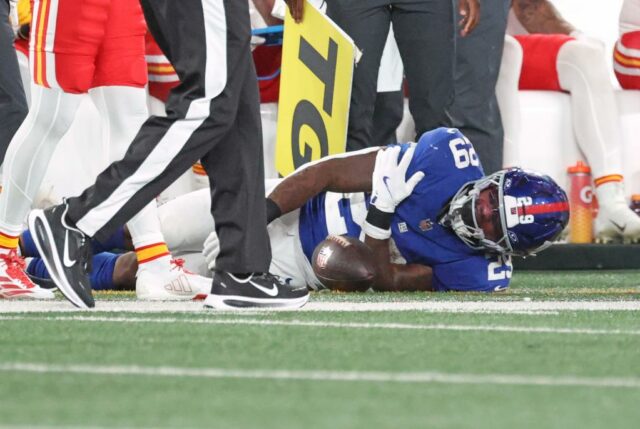 Tyrone Tracy Jr. agarra seu ombro de dor durante o jogo Giants-Chiefs em 21 de setembro de 2025. 