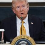 O presidente Donald Trump responde a perguntas de repórteres durante uma mesa redonda sobre cartéis criminosos no Salão de Jantar de Estado da Casa Branca