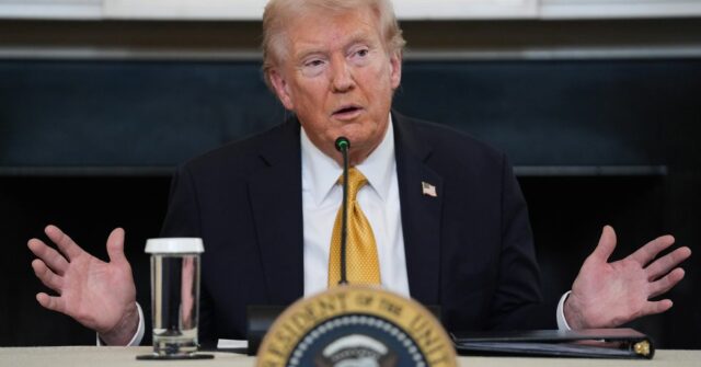 O presidente Donald Trump responde a perguntas de repórteres durante uma mesa redonda sobre cartéis criminosos no Salão de Jantar de Estado da Casa Branca