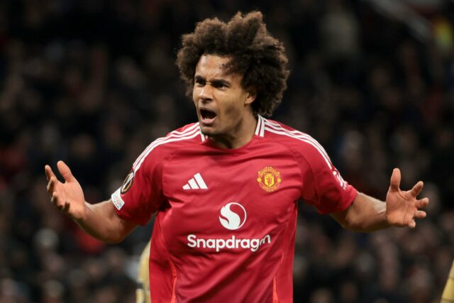 Chido Obi se aquecendo para o Manchester United.