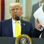 Kilmar Abrego Garcia, à direita, e seu irmão Cesar Abrego Garcia, ao centro, chegam ao escritório de campo do Immigration and Customs Enforcement em Baltimore, segunda-feira, 25 de agosto de 2025. (AP Photo/Stephanie Scarbrough)