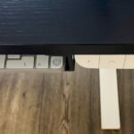 Um hack um pouco bobo, mas eficaz para fãs de teclados mecânicos e Touch ID | Suportes embaixo da mesa segurando o teclado