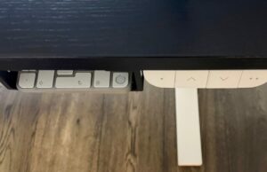 Um hack um pouco tolo, mas eficaz para fãs de teclados mecânicos e Touch ID Um hack um pouco bobo, mas eficaz para fãs de teclados mecânicos e Touch ID | Suportes embaixo da mesa segurando o teclado