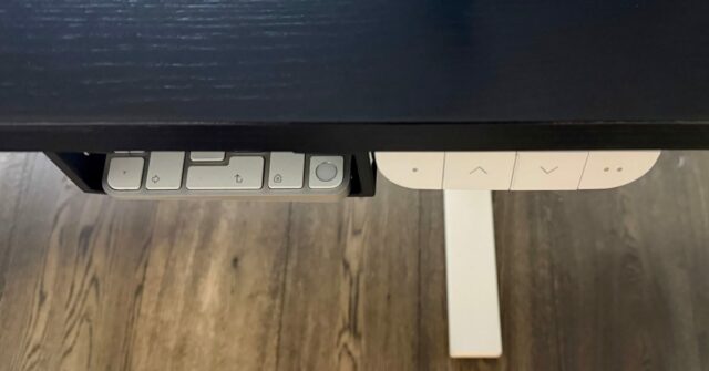 Um hack um pouco bobo, mas eficaz para fãs de teclados mecânicos e Touch ID | Suportes embaixo da mesa segurando o teclado