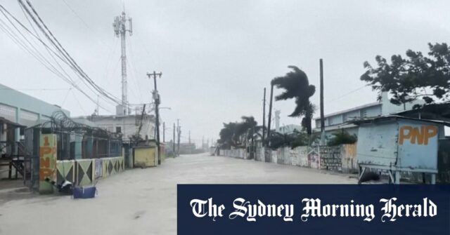 Um passeio pelas ruas inundadas de Kingston Um passeio pelas ruas inundadas de Kingston