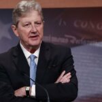 Senador John Kennedy falando.