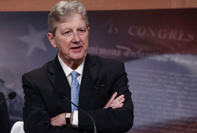 Senador John Kennedy falando.