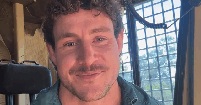 Um vídeo de 90 segundos fez de Luke uma sensação Luke Bateman se tornou viral no TikTok após ingressar na BookTok, a comunidade de leitura da plataforma.