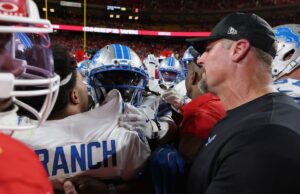 Uma grande briga começa no final do videogame Chiefs-Lions Head coach Dan Campbell of the Detroit Lions speaks to Brian Branch #32 after the game against the Kansas City Chiefs at Arrowhead Stadium