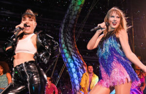 Uma linha do tempo do relacionamento de uma década de Taylor Swift e Charli XCX antes de ‘Really Charming’ Charli XCX e Taylor Swift no iHeartRadio Jingle Ball em 12 de dezembro de 2014 em Nova York.