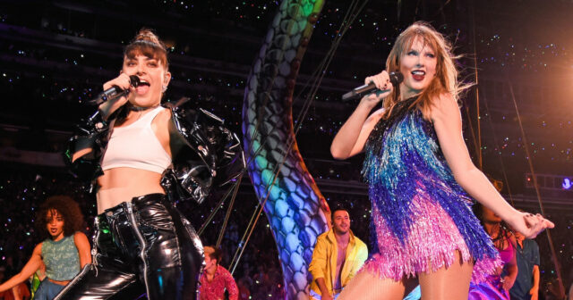 Charli XCX e Taylor Swift no iHeartRadio Jingle Ball em 12 de dezembro de 2014 em Nova York.