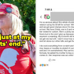 Pessoa vestindo um "Torne a América grande novamente" chapéu e camisa Trump, segurando uma bandeira em um evento ao ar livre