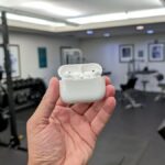 AirPods Pro em seu caso sentado em algum equipamento de ginástica
