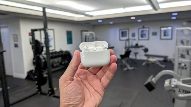 AirPods Pro em seu caso sentado em algum equipamento de ginástica