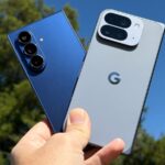 Google Pixel 10 Pro Fold contra algumas flores roxas e amarelas
