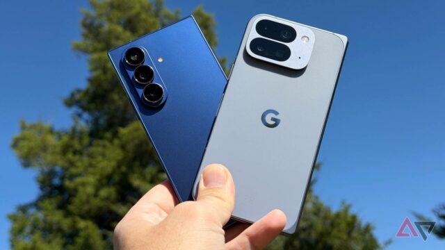 Google Pixel 10 Pro Fold contra algumas flores roxas e amarelas