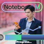 Ilustração do logotipo NotebookLM emergindo de uma lâmpada, simbolizando dicas e truques úteis