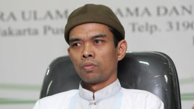 Ustaz Abdul Somad explica a lei sobre uma esposa que Ustaz Abdul Somad explica a lei sobre uma esposa que pede o divórcio, sim, mas com estas condições