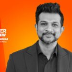 Utkarsh Ambudkar provoca o destino de Jay na 5ª temporada de 'Ghosts' após o final da 4ª temporada de Cliffhanger: “Ele se cobriu com todos os tipos de acolchoamento esportivo imagináveis”
