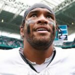 VÍDEO: Tua Tagovailoa, do Fins, convoca companheiros de equipe na imprensa pós-jogo após mais uma derrota