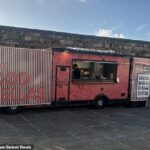 O caminhão de catering Cod Fellas abriu uma loja na terça-feira (foto) em frente ao monumento em Portsmouth, Hampshire, em homenagem aos que morreram no conflito de 1982