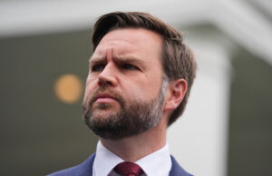 Vance sugere expansão do estado policial de Trump Militares uniformizados, com o emblema da Guarda Nacional do Texas, são vistos no Centro da Reserva do Exército dos EUA, terça-feira, 7 de outubro de 2025, em Elwood, Illinois, um subúrbio de Chicago. (Foto AP/Erin Hooley)